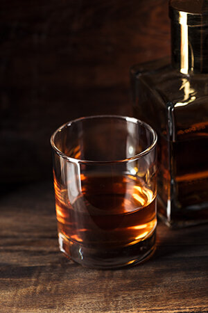US Bourbon Flasche hinter Glas